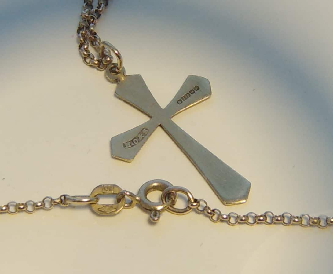 Solid 9ct Gold Flared Cross With 47cm Chain